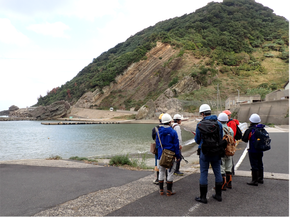 野外調査実習地の概要説明の様子(研修初日;三津町の漁港)