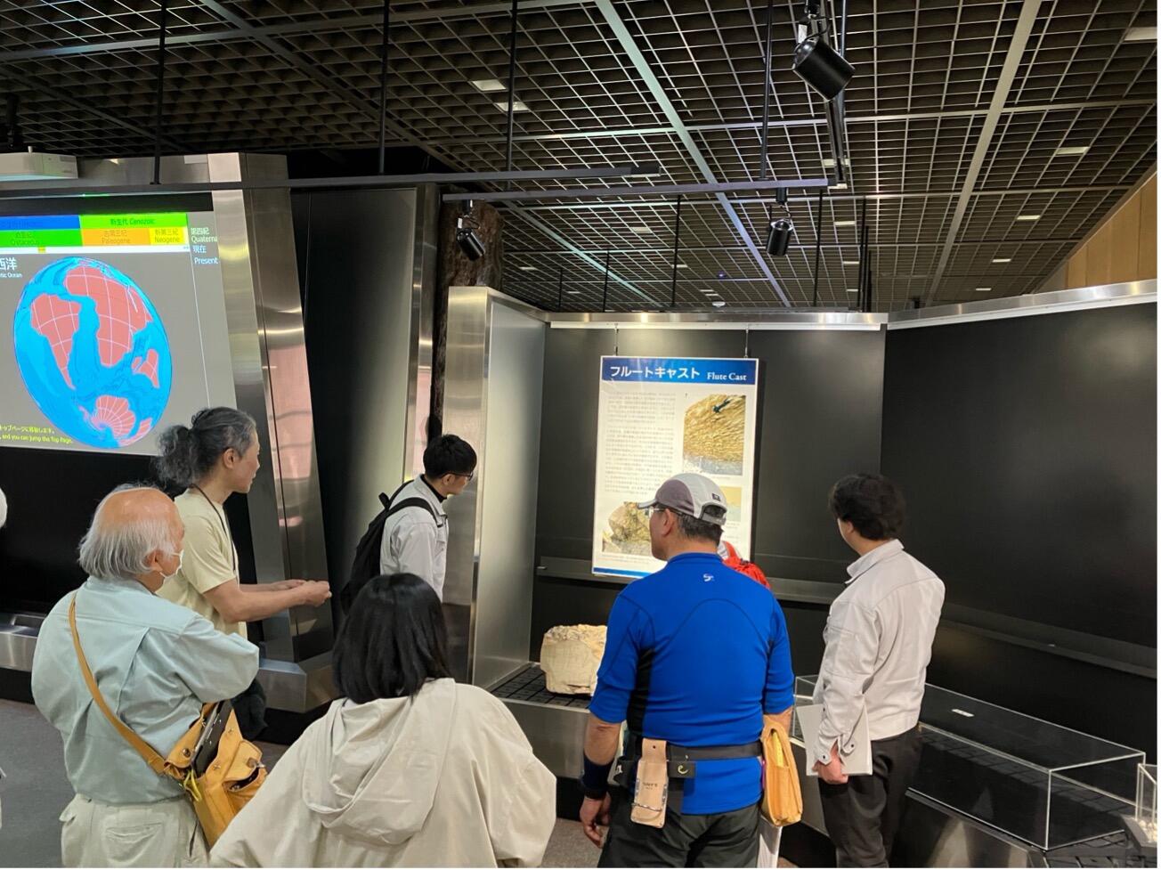 つくば市の産総研地質標本館の見学の様子