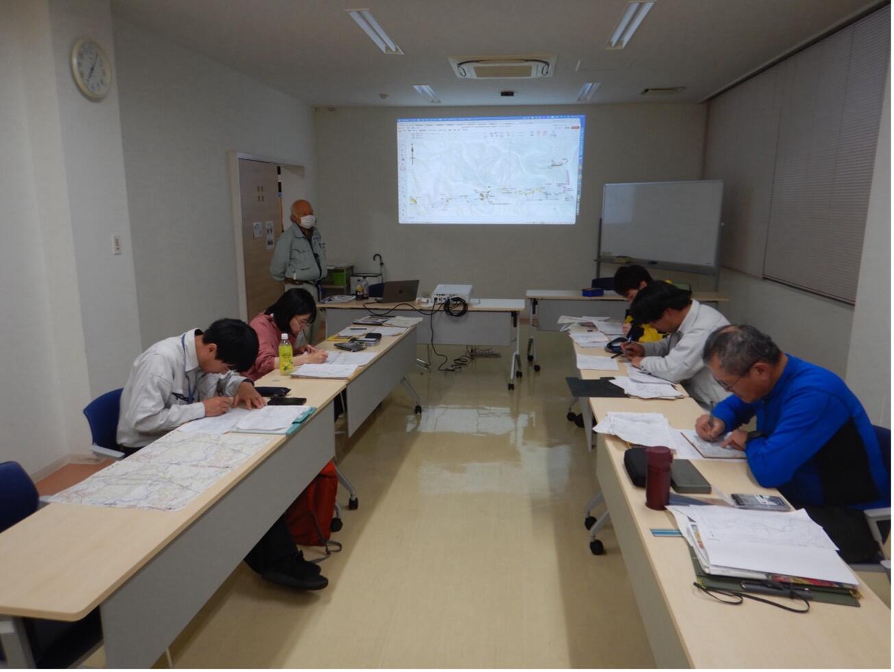 地質調査終了後、福島県広野町公民館でのデータ取りまとめの様子