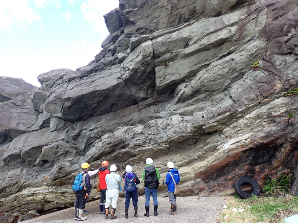 貫入火成岩と砂岩層の関係の観察(三津町の漁港)