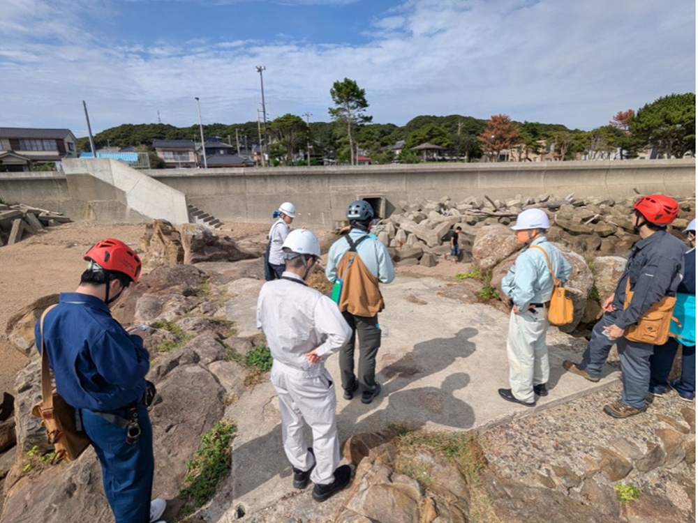 ひたちなか市平磯海浜公園付近でのクリノメーター実習風景