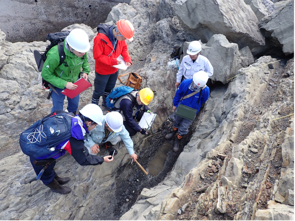露頭柱状図作成実習での観察ポイントの指導(小伊津海岸長尾鼻の南西方海岸)