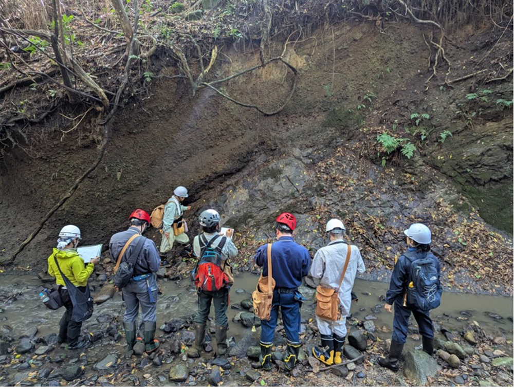 広野町土ヶ目木の沢の石城層の調査風景