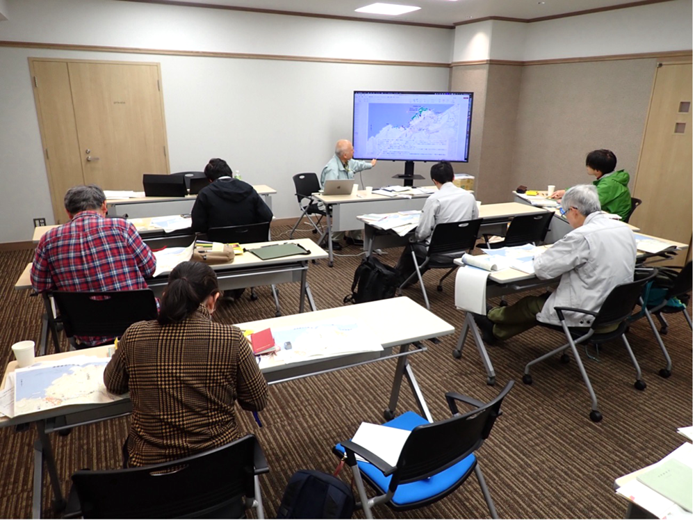 調査データまとめ作業と説明の様子(宿泊ホテルの会議室)