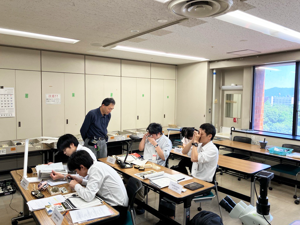 第7回 鉱物肉眼鑑定研修 標本を用いた観察