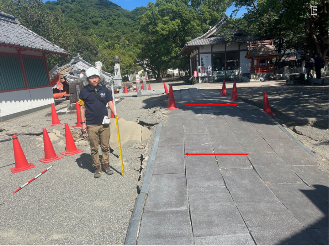 写真12 熊本県八代市妙見町の八代神社境内に見られる右横ずれ変位。境内の参道を基準にした時の右横ずれ変位量は95cm。上下ずれ変位量は39cm西低下。写真は東方向に向かって撮影。 (2026年7月31日撮影)