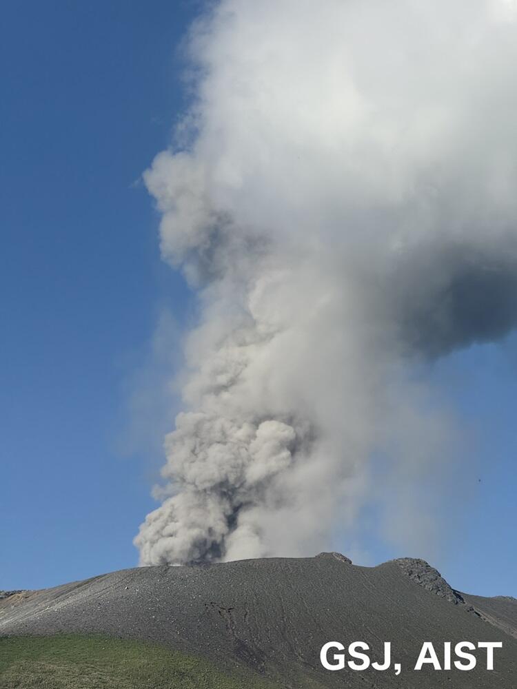 新燃岳の噴煙。2025年6月28日17時37分頃撮影