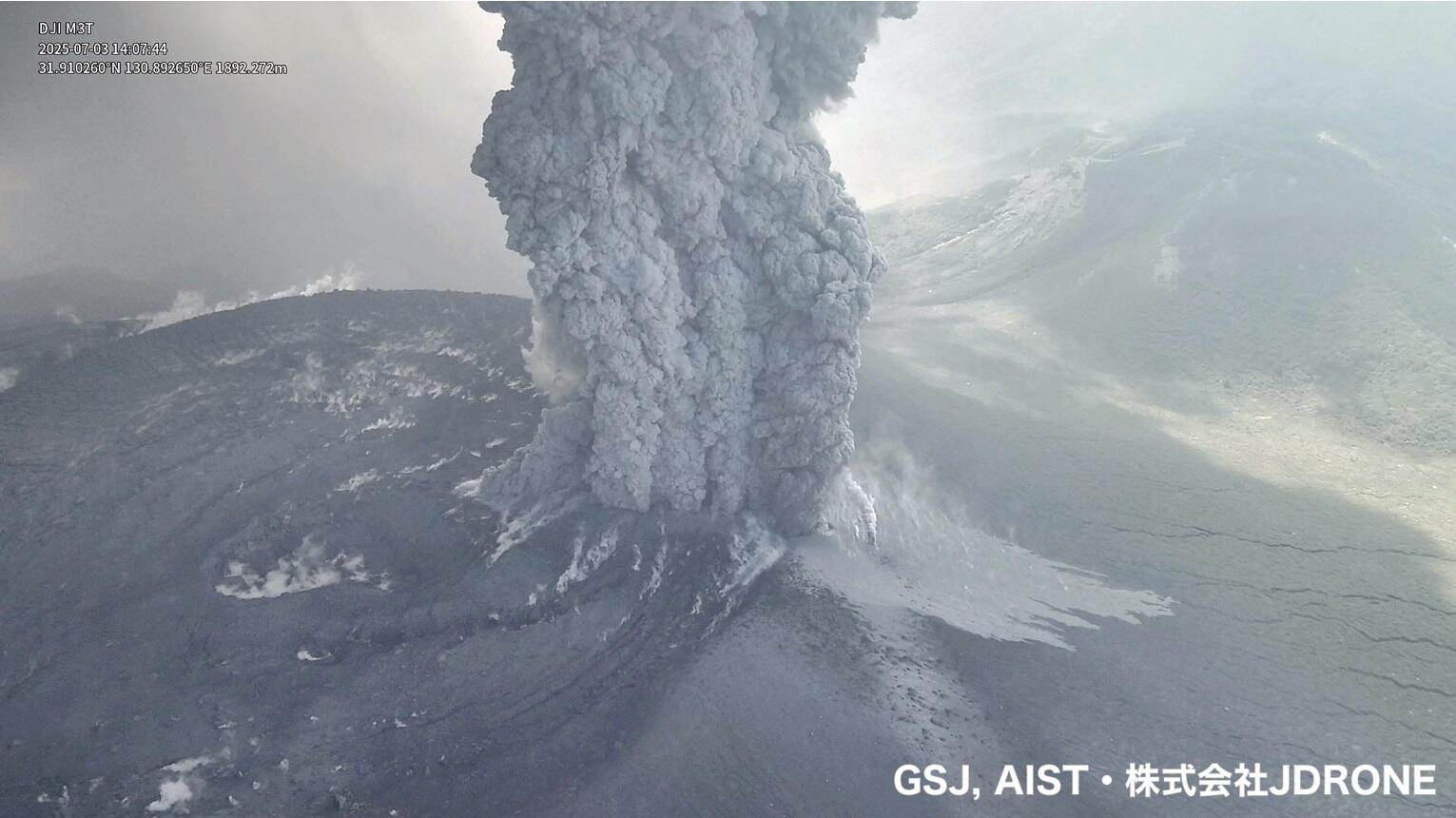 火山ガス観測のドローンから撮影された7月3日の火口の様子(噴煙が火口縁上5000 mまで上がった直後14時ころ。新燃岳東側上空より)