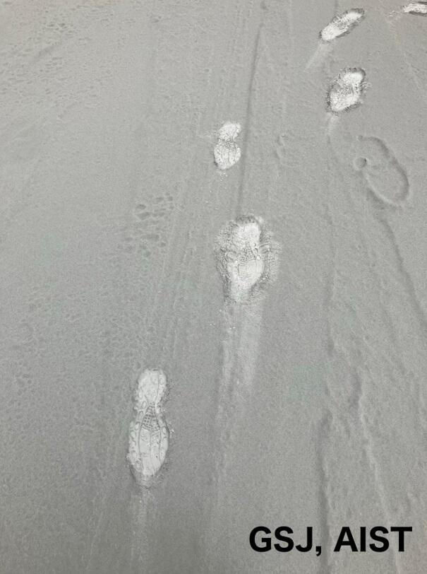 新湯三叉路での降灰状況(16時ころ)