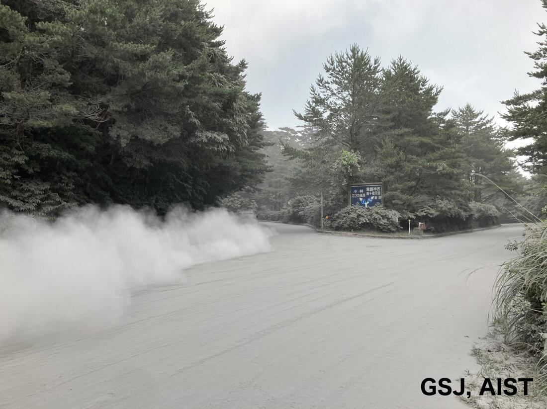 新湯三叉路での降灰状況(16時ころ)